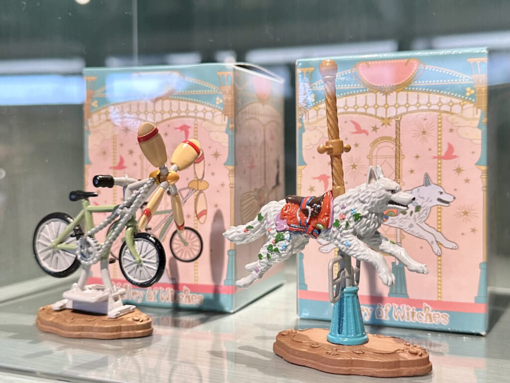 ジブリパーク「魔女の家」のショップ「13人の魔女団」で買えるおすすめオリジナルグッズやお土産:魔女の谷コレクション メリーゴーランド トンボの自転車・山犬