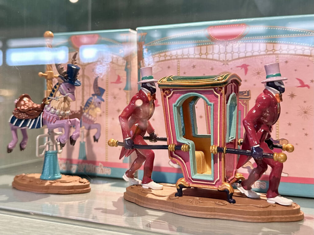 ジブリパーク「魔女の家」のショップ「13人の魔女団」で買えるおすすめオリジナルグッズやお土産:魔女の谷コレクション メリーゴーランド 紫のヤックル・かご(荒地の魔女とゴム人間)