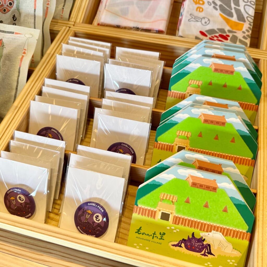 『ジブリパーク』「もののけの里」限定お土産グッズ:「もののけの里」缶バッジと「タタラ場」メモパッド
