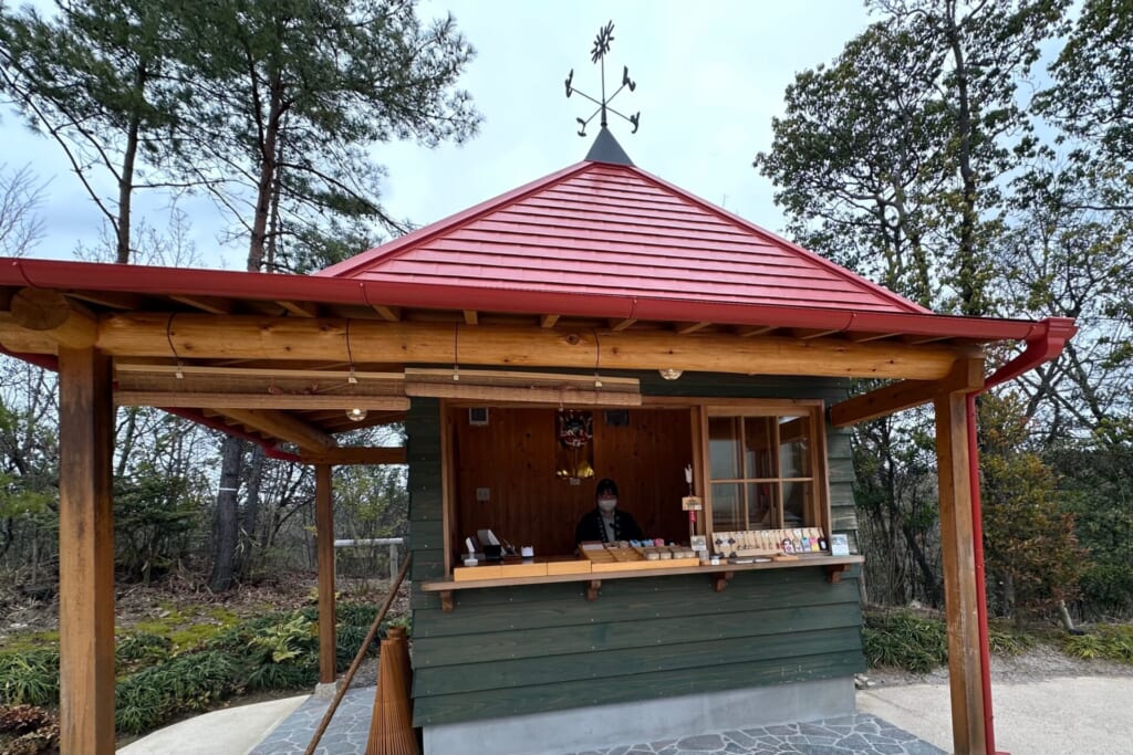 『ジブリパーク』「どんどこ森」で大トトロがいる「どんどこ堂」にあるショップ「どんどこ売店」外観