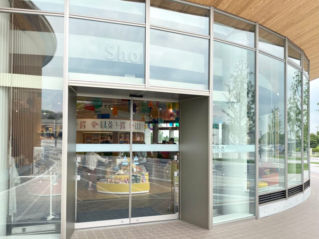 愛・地球博記念公園(モリコロパーク)北口エントランスにある「ロタンダ 風ヶ丘」ショップ外観