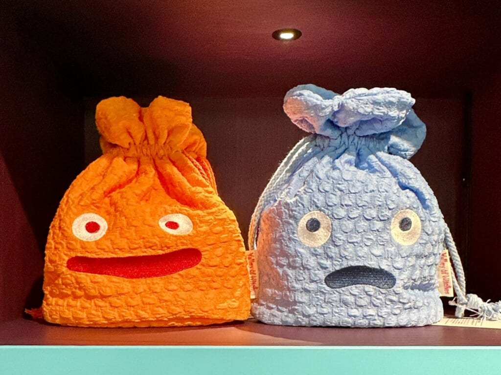 ジブリパーク「魔女の家」のショップ「13人の魔女団」で買えるおすすめオリジナルグッズやお土産:カルシファーの巾着ポーチ