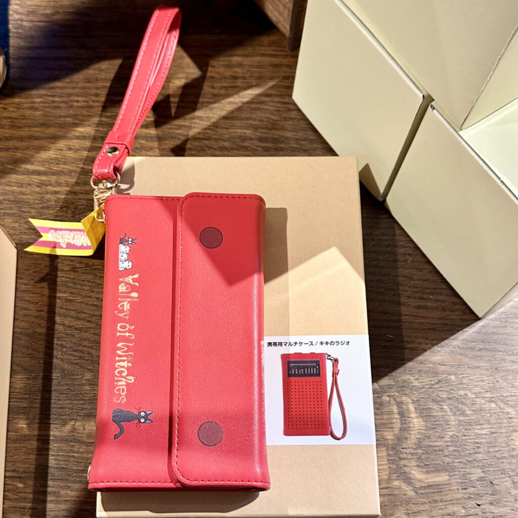 ジブリパーク「魔女の家」のショップ「13人の魔女団」で買えるおすすめオリジナルグッズやお土産:キキのラジオ型スマホケース