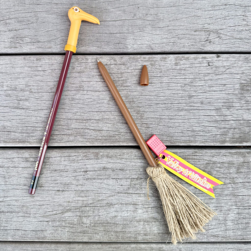 ジブリパーク「魔女の家」のショップ「13人の魔女団」で買えるおすすめオリジナルグッズやお土産:ソフィーの杖の鉛筆キャップ、キキのほうきボールペン