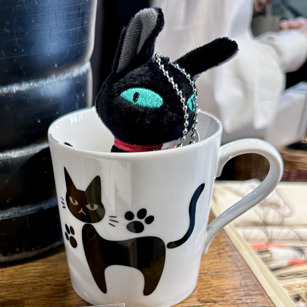 ジブリパーク「魔女の家」のショップ「13人の魔女団」で買えるおすすめオリジナルグッズやお土産:ジジのマグカップとマスコット