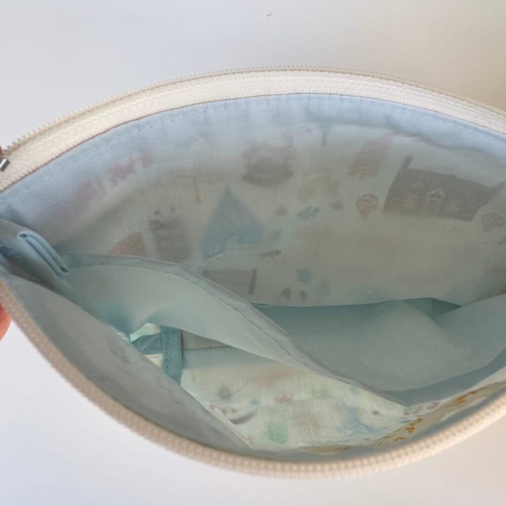 ジブリパーク「魔女の谷」のショップ「13人の魔女団」限定・リバティ社とのコラボ共同開発オリジナルポーチのインナー中身