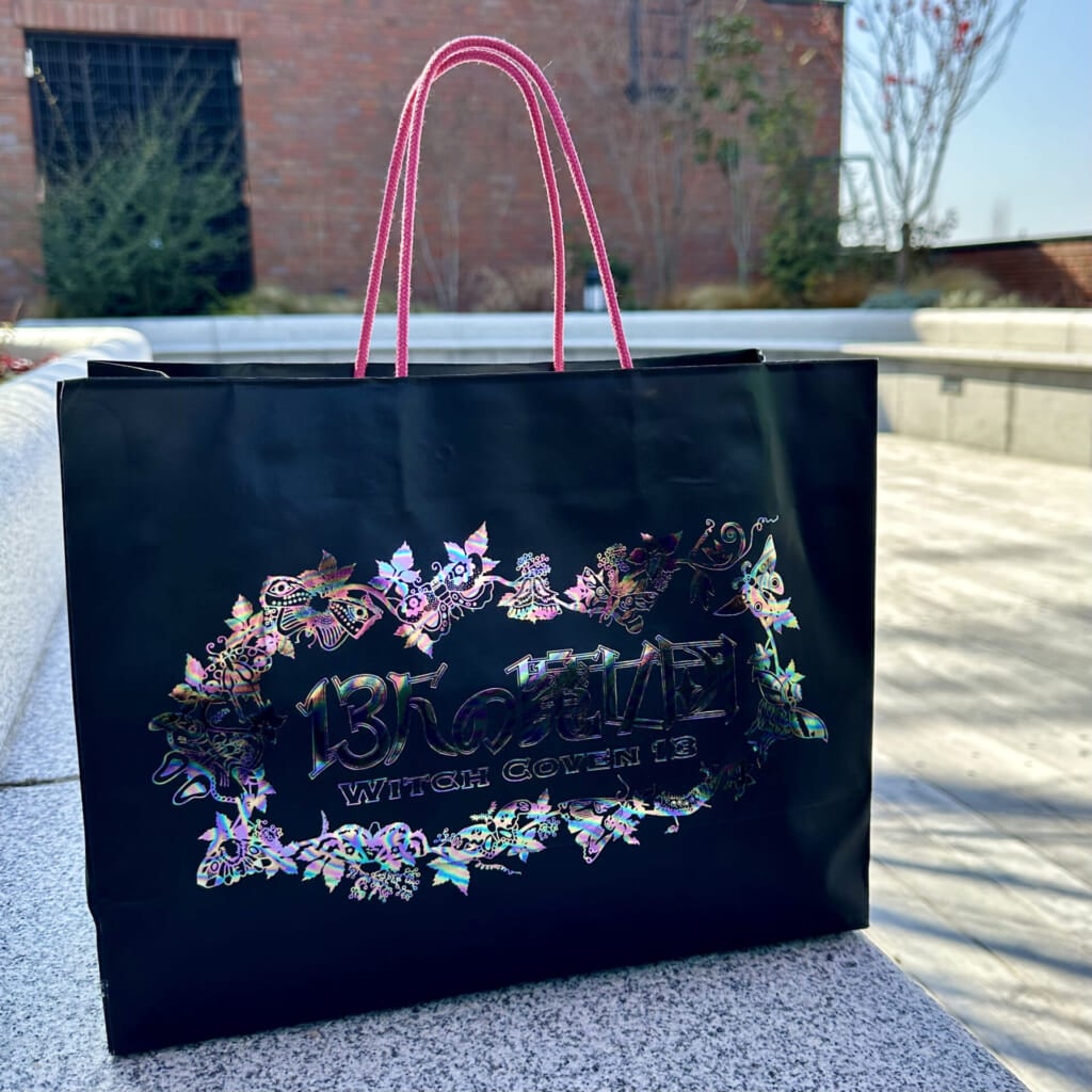 ジブリパーク「魔女の家」のショップ「13人の魔女団」で買えるおすすめオリジナルグッズやお土産:オリジナル有料ショッパー(紙袋)