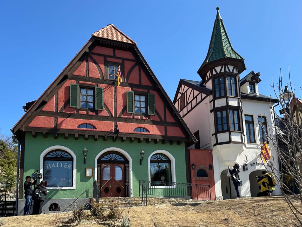 ジブリパーク「魔女の谷」でオリジナルグッズやお土産が買える「ハッター帽子店」外観