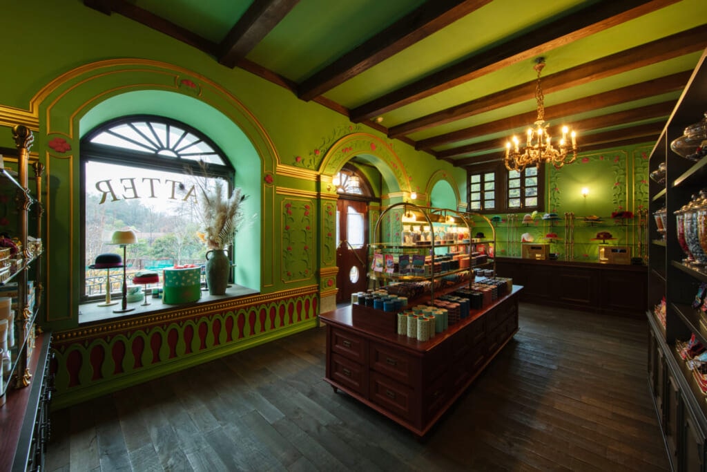 ジブリパーク「魔女の谷」でオリジナルグッズやお土産が買える「ハッター帽子店」の内観