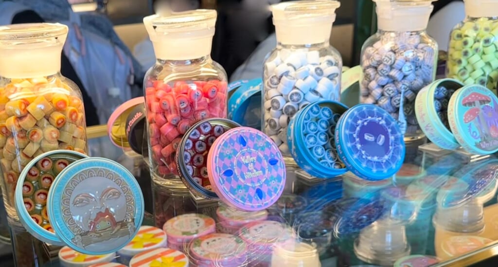 ジブリパーク「魔女の家」のショップ「ハッター帽子店」1階で買えるおすすめオリジナルグッズやお土産:キャンディ缶と中身