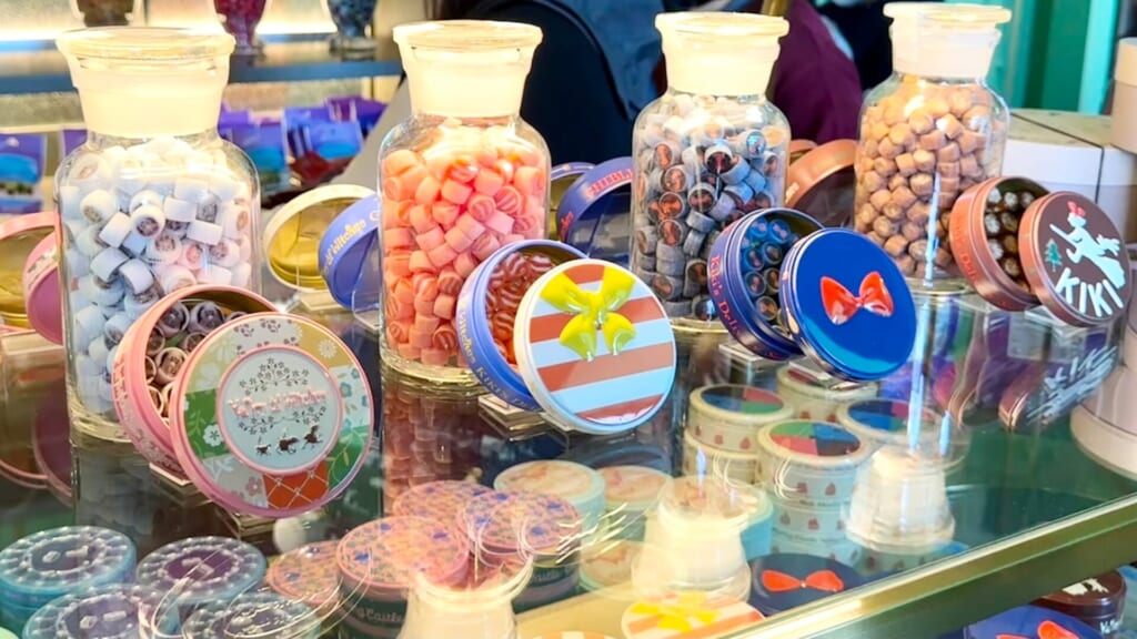 ジブリパーク「魔女の家」のショップ「ハッター帽子店」1階で買えるおすすめオリジナルグッズやお土産:キャンディ缶と中身