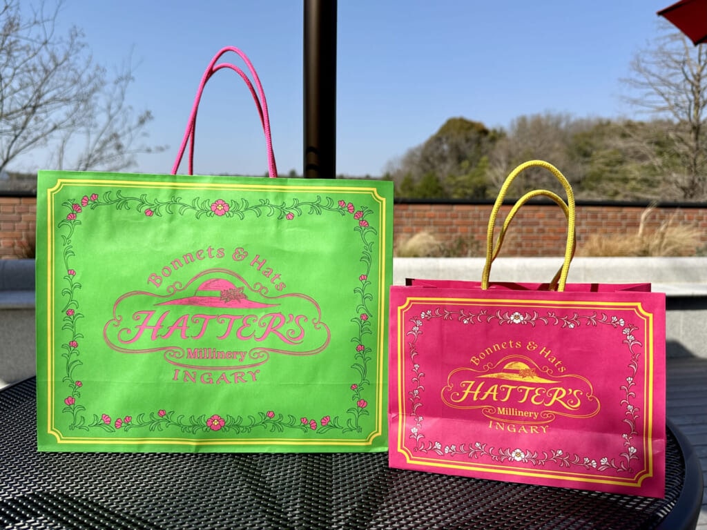 ジブリパーク「魔女の家」のショップ「ハッター帽子店」1階で買えるおすすめオリジナルグッズやお土産:オリジナル有料ショッパー