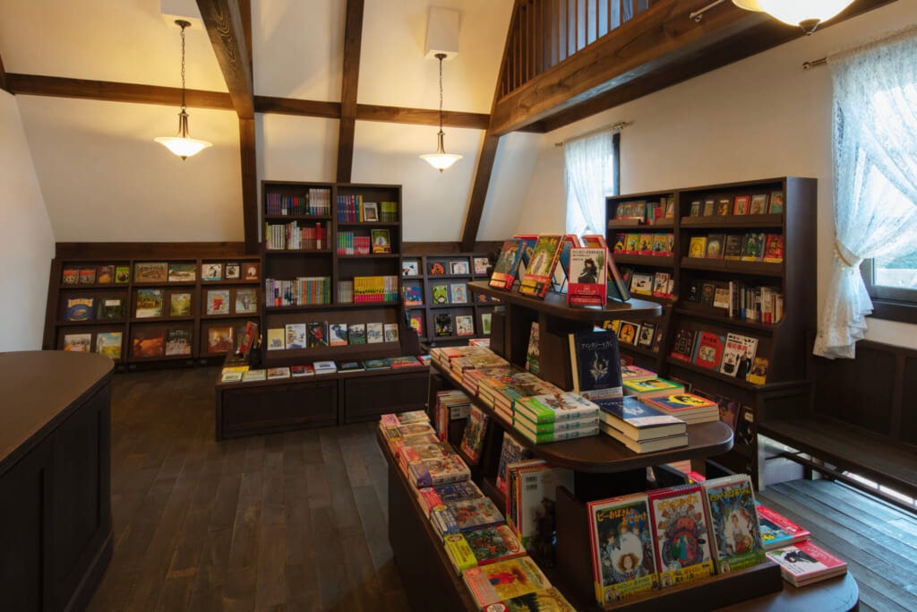 ジブリパーク「魔女の谷」でオリジナルグッズやお土産が買える「ハッター帽子店」2Fの書店「魔女の本棚」内観写真