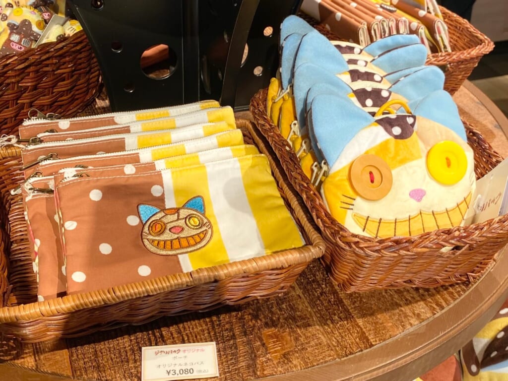 『ジブリパーク』「ジブリの大倉庫」冒険飛行団で買えるおすすめお土産:『となりのトトロ』ポーチ オリジナルネコバス