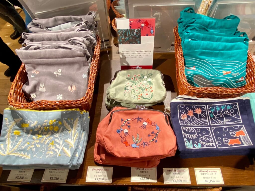 『ジブリパーク』「ジブリの大倉庫」冒険飛行団で買えるおすすめお土産:刺繍作家マカベアリスさんコラボ刺しゅうポーチ各種