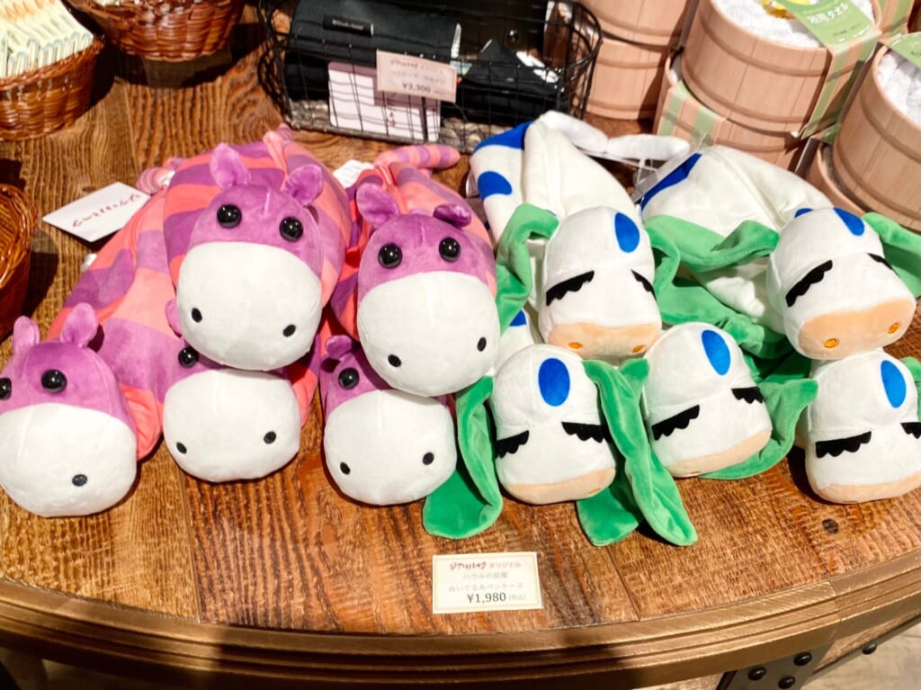 『ジブリパーク』「ジブリの大倉庫」冒険飛行団で買えるおすすめお土産:ハウルの部屋 ぬいぐるみペンケース