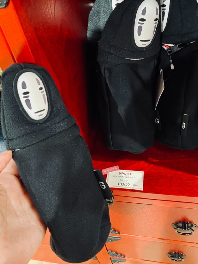 『ジブリパーク』で買えるおすすめお土産・文房具:カオナシのドリンクボトルホルダー兼ペンケース