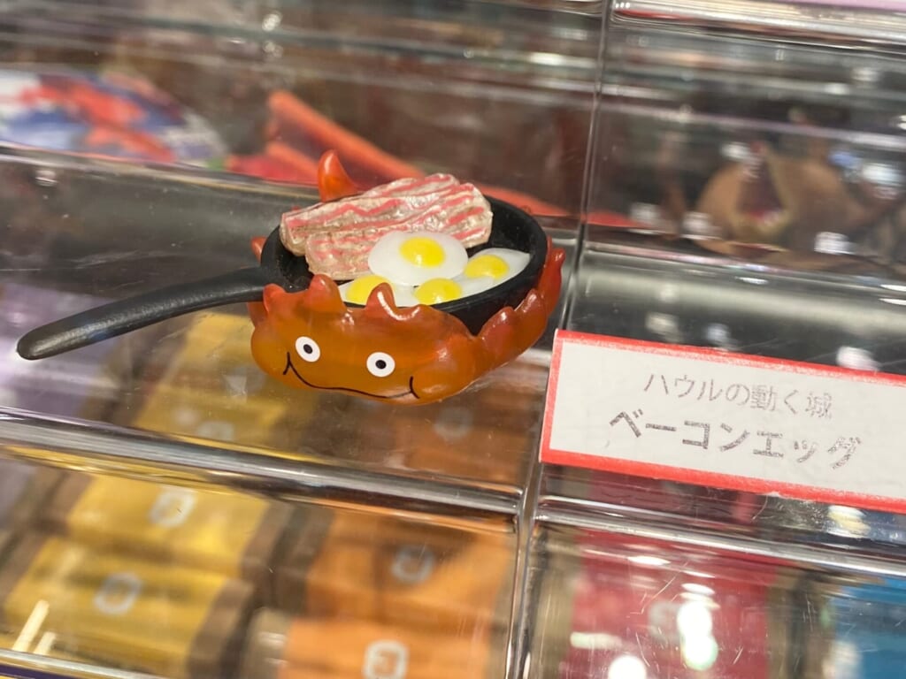 『ジブリパーク』「ジブリの大倉庫」冒険飛行団で買えるおすすめお土産:『ハウルの動く城』ベーコンエッグマグネット