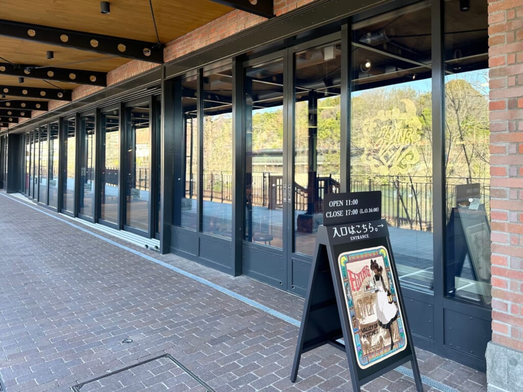 ジブリパーク「魔女の谷」のレストラン施設「空飛ぶオーブン」外観