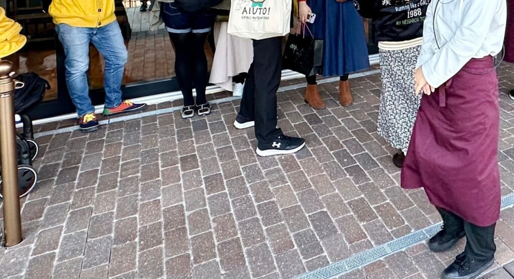 ジブリパーク「魔女の谷」のレストラン「空飛ぶオーブン」入店までに並ぶ待ち時間の目安はどれくらい?