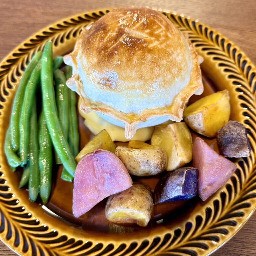 ジブリパーク「魔女の谷」のレストラン「空飛ぶオーブン」のメニュー:ミートパイ