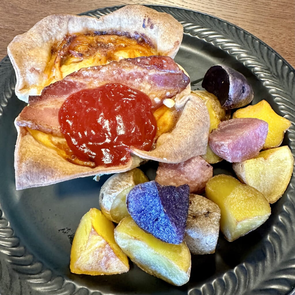 ジブリパーク「魔女の谷」のレストラン「空飛ぶオーブン」のメニュー:ナポリタンのキッシュ