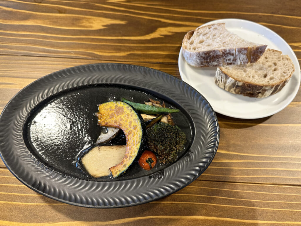 ジブリパーク「魔女の谷」のレストラン「空飛ぶオーブン」の9種の揚げ野菜スープ 黒