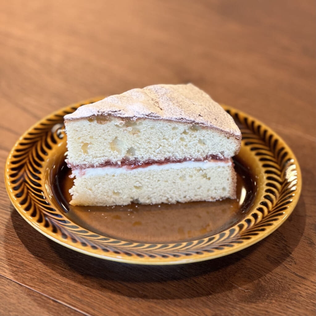 ジブリパーク「魔女の谷」のレストラン「空飛ぶオーブン」のスイーツメニュー:ヴィクトリアスポンジケーキ