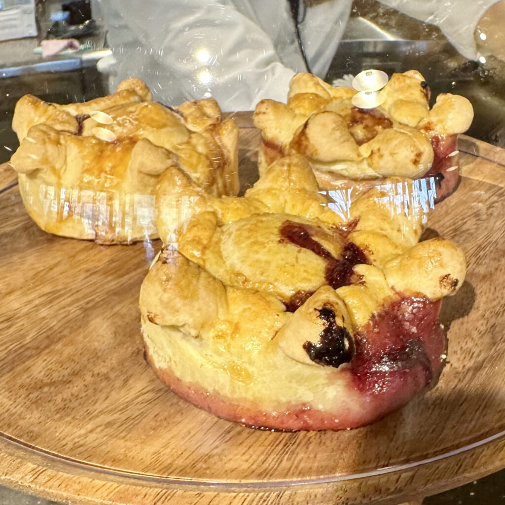 ジブリパーク「魔女の谷」のレストラン「空飛ぶオーブン」のスイーツメニュー:ベリーパイ