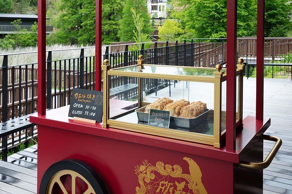 ジブリパーク内「魔女の谷」内のレストラン「空飛ぶオーブン」外のウッドデッキに出現する、カエル焼きの販売ワゴン