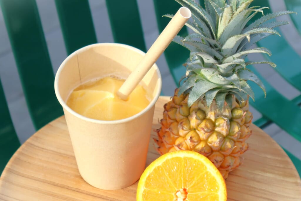 ジブリパーク「魔女の谷」の「ホットドッグスタンド ホット・ティン・ルーフ」の2025年夏季限定メニュー:黄色いフルーツのフローズン