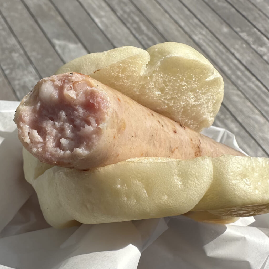 ジブリパーク「魔女の谷」の「ホットドッグスタンド ホット・ティン・ルーフ」のネコの手ドッグ(白)