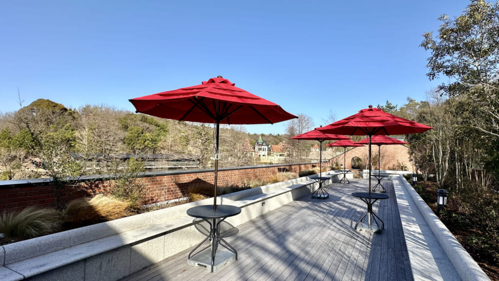 ジブリパーク「魔女の谷」のレストラン「空飛ぶオーブン」2階のルーフトップテラス