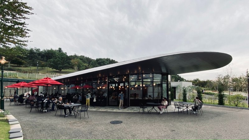 ジブリパーク「ジブリの大倉庫」内でランチやお茶するなら「カフェ 大陸横断飛行」