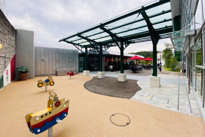 ジブリパーク・ジブリの大倉庫内「カフェ 大陸横断飛行」の外観、テラス席、子ども連れ