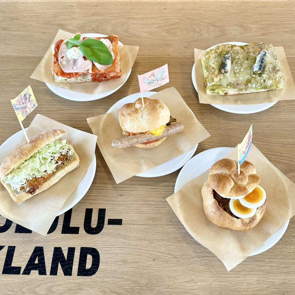 ジブリパーク「ジブリの大倉庫」内「カフェ 大陸横断飛行」のメニューの一部