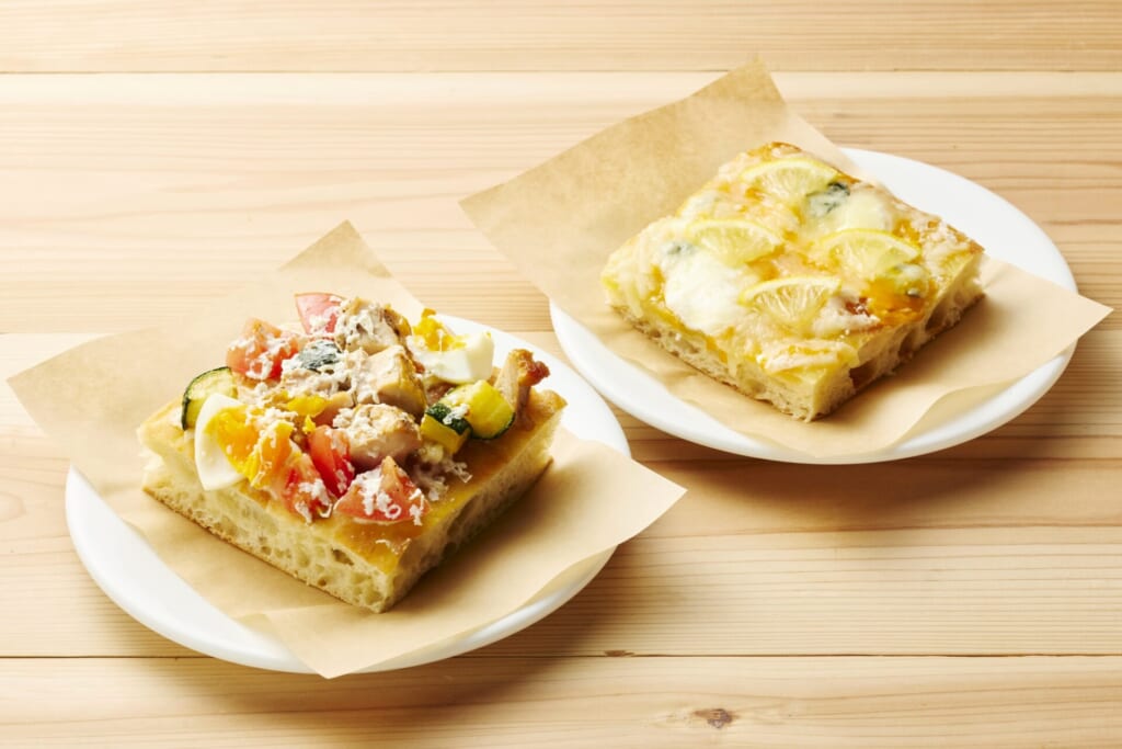 ジブリパーク「ジブリの大倉庫」内「カフェ 大陸横断飛行」のメニュー:しかくいピザ