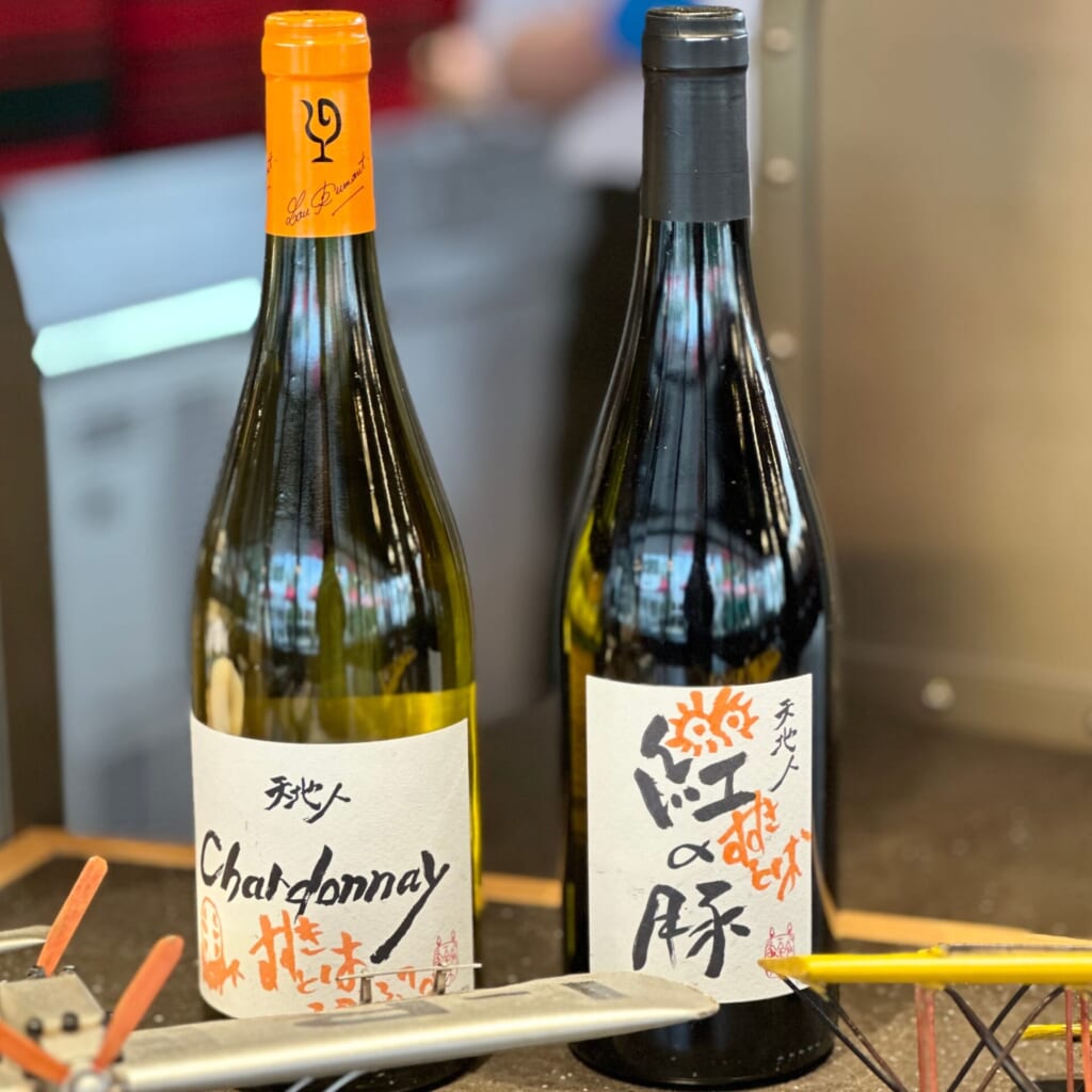 ジブリパーク「ジブリの大倉庫」内「カフェ 大陸横断飛行」のワインメニュー・天地人(白ワイン)と紅の豚(赤ワイン)