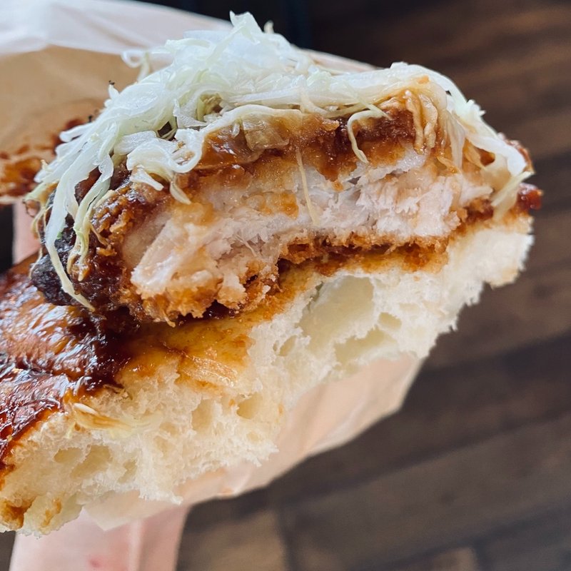 ジブリパーク・ジブリの大倉庫内「カフェ 大陸横断飛行」で食べられるしかくいピザ 味噌カツの味