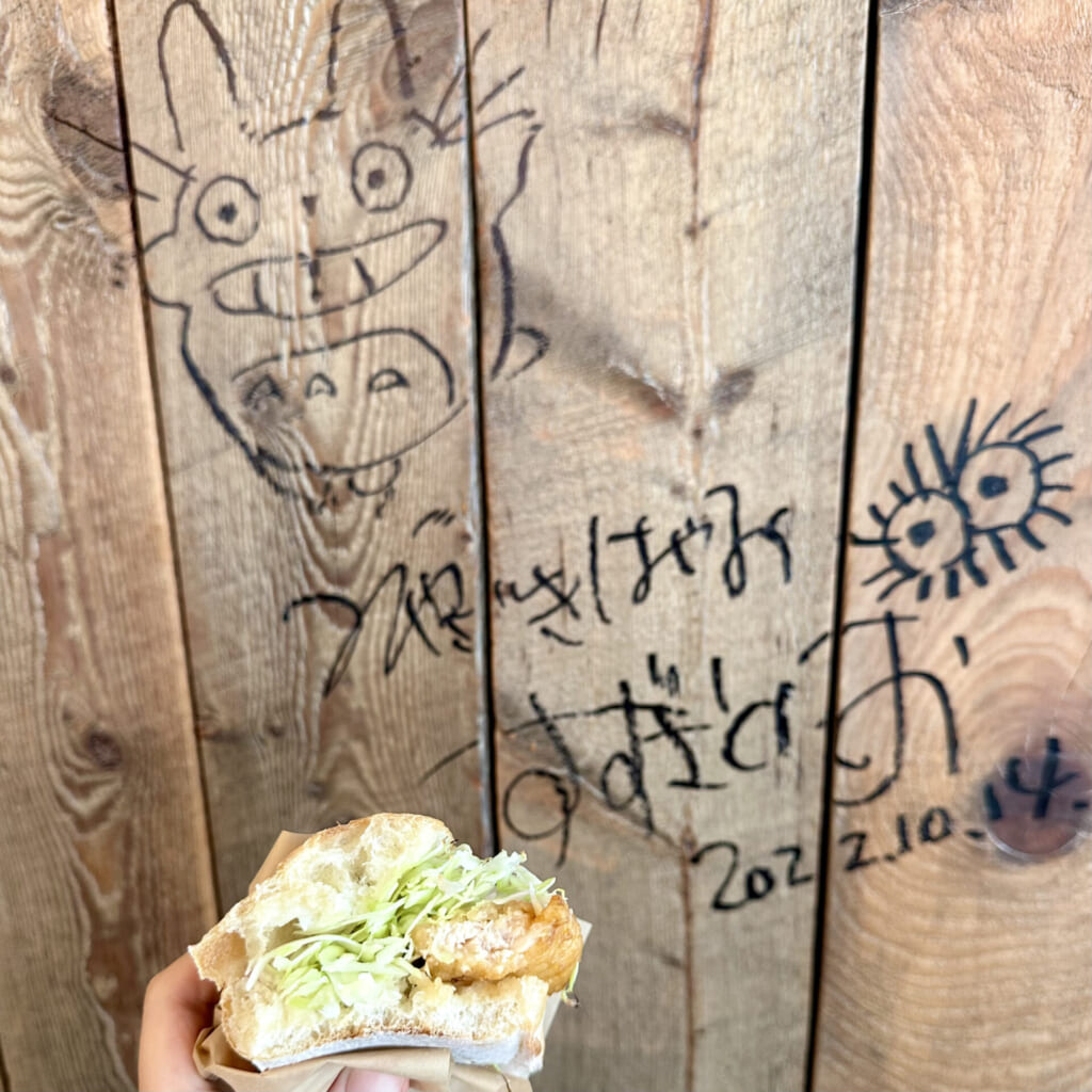 ジブリパーク「ジブリの大倉庫」内「カフェ 大陸横断飛行」の新メニュー・油淋鶏サンドと、宮﨑 駿監督&鈴木敏夫プロデューサーのサイン