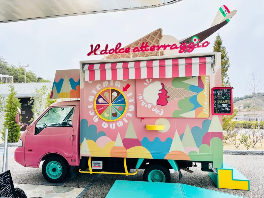 ジブリパーク「ジブリの大倉庫」内「カフェ 大陸横断飛行」テラスに出現したジェラートトラック