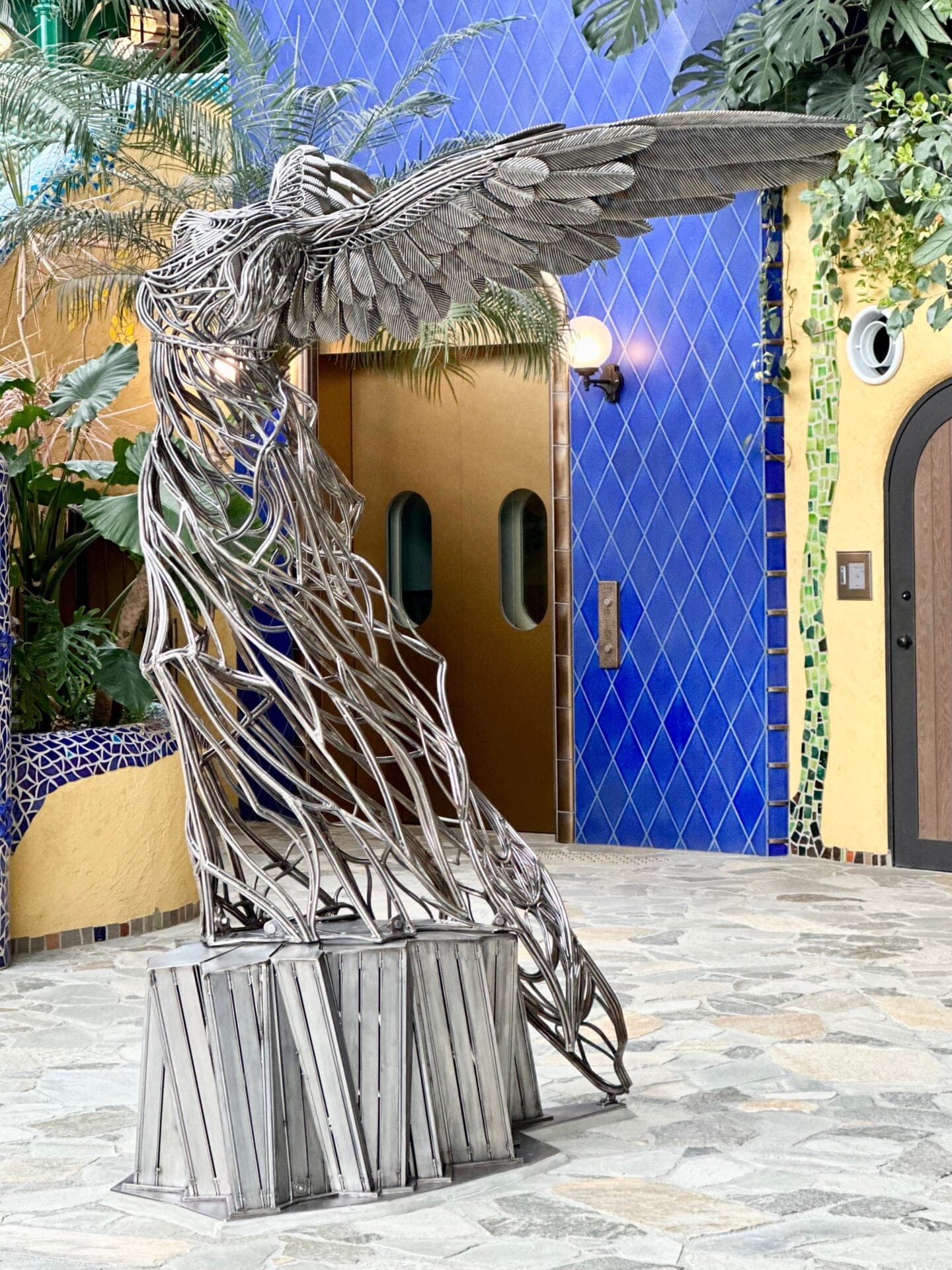 ジブリパーク「ジブリの大倉庫」の中央階段広場で羽を広げる「想像の翼」