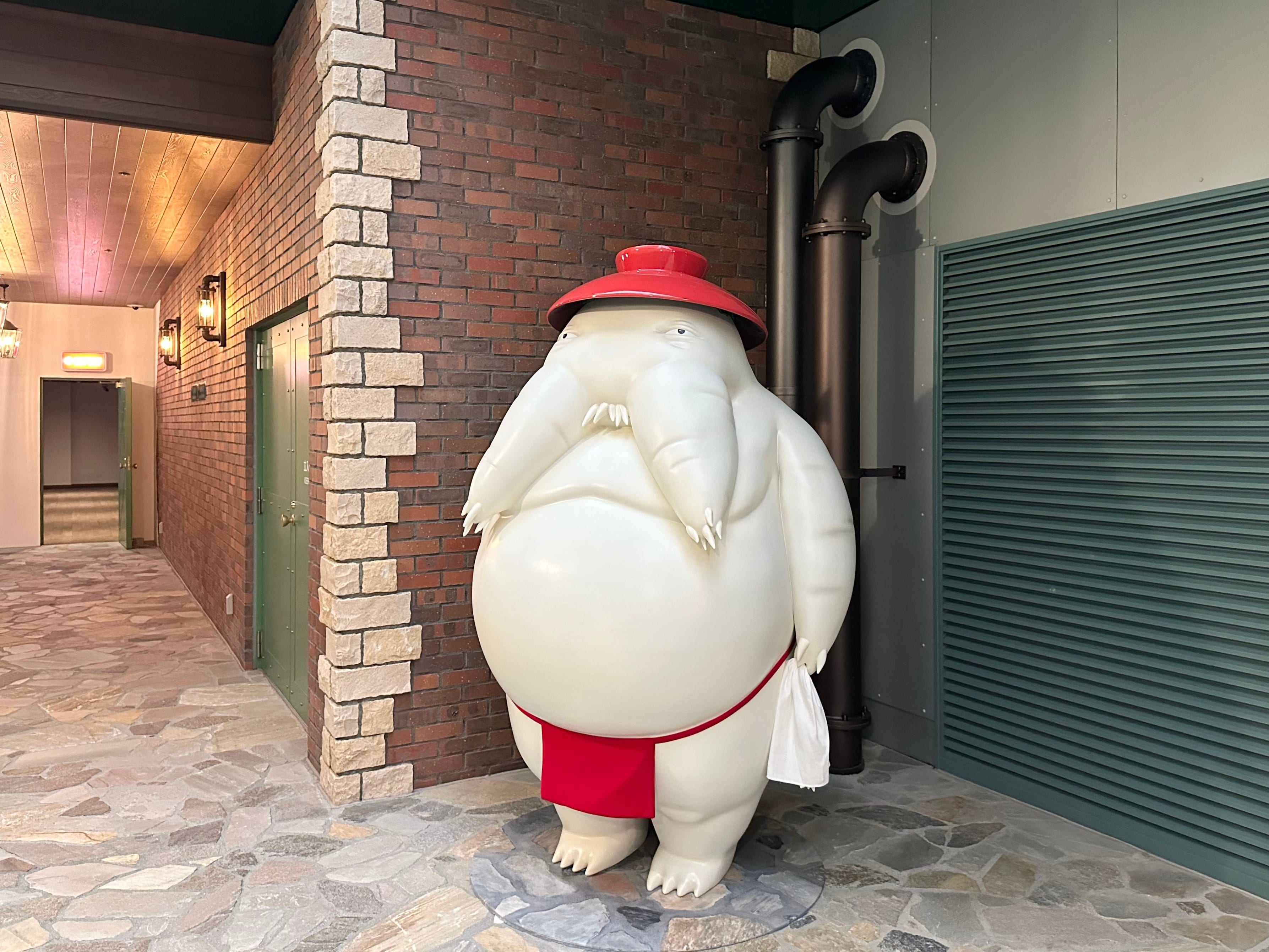 ジブリパーク『ジブリの大倉庫』内の通路のどこかにひっそりとたたずむ大根の神様・おしらさま