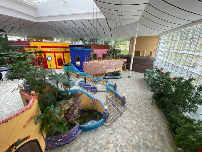 ジブリパーク・ジブリの大倉庫のメイン広場である中央階段