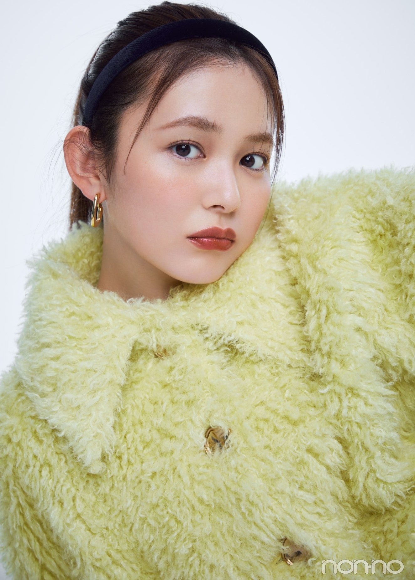 THREE「ドリームオン アリューリング リップスティック」をつけたモデル