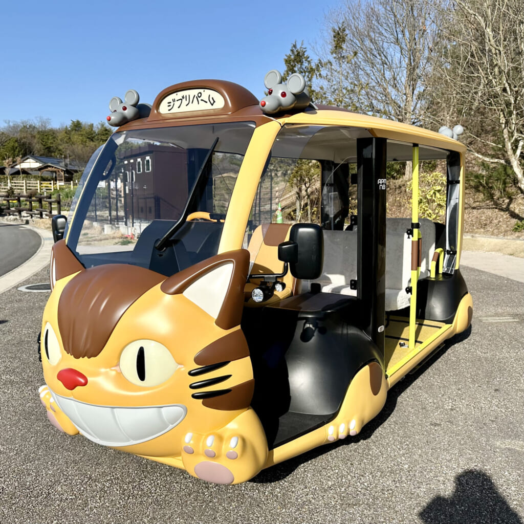 ジブリパーク「もののけの里」と「どんどこ森」間を運行するネコバス