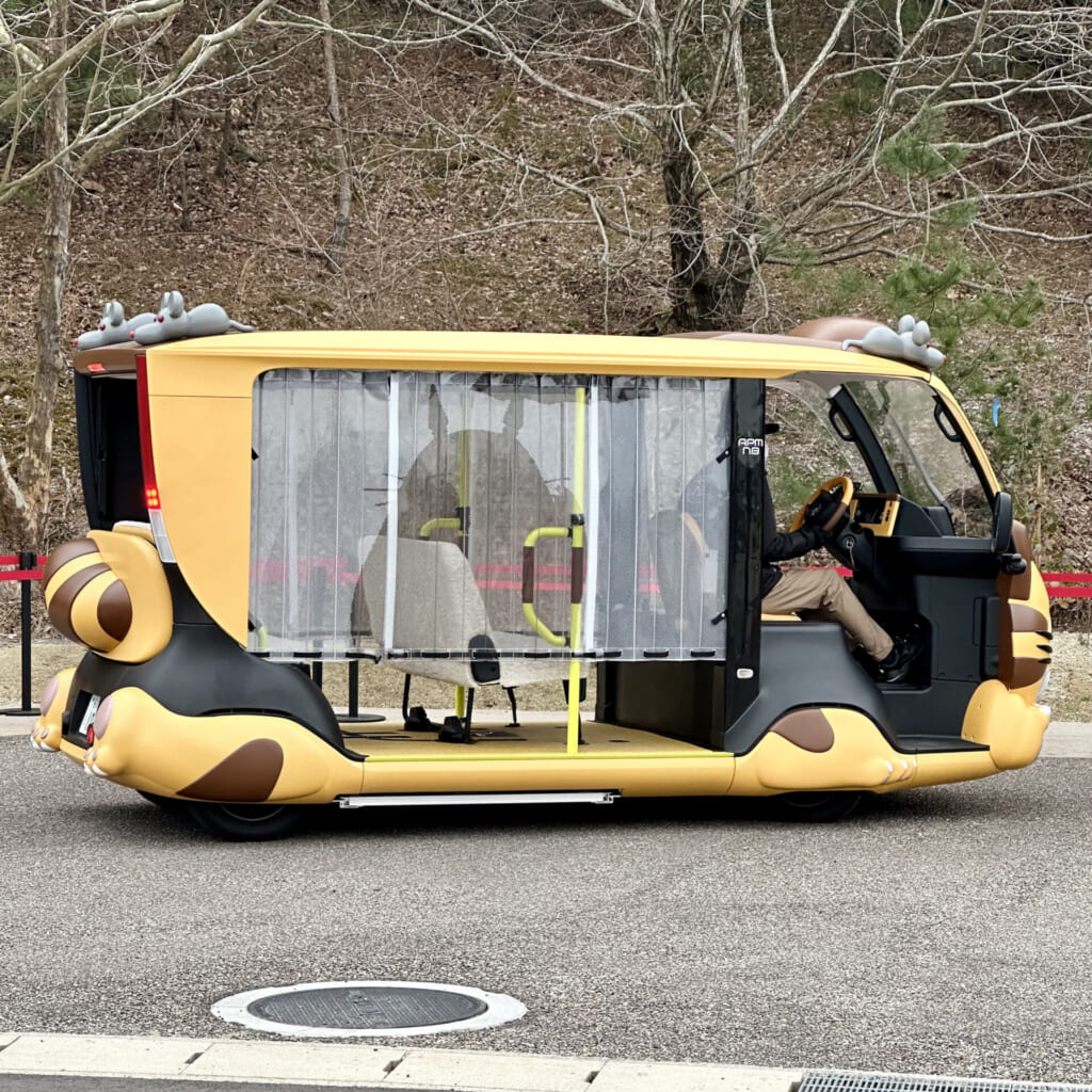 ジブリパークのAPMネコバス、雨の日はトトロをプリントしたカーテンでガードされます