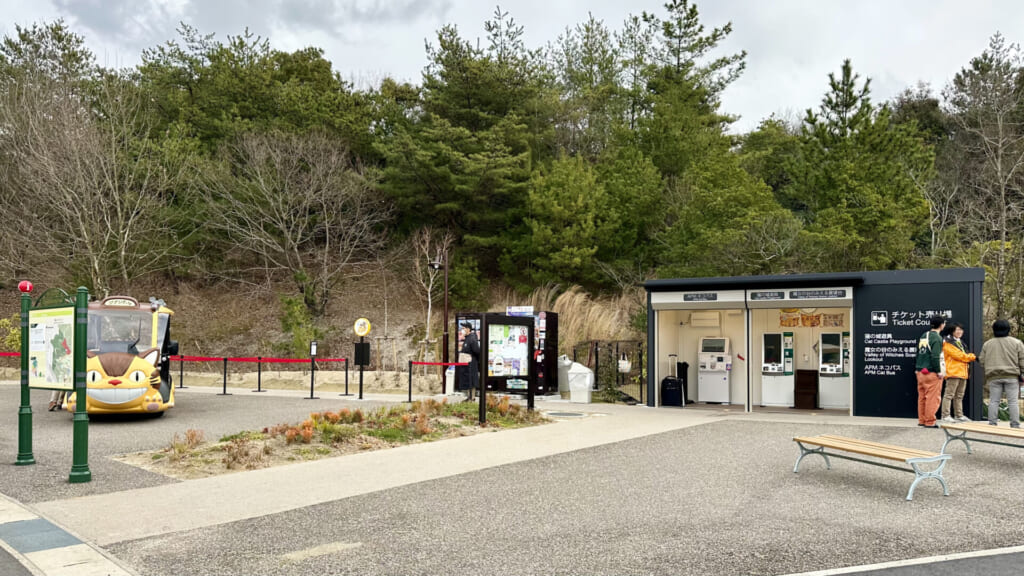 ジブリパーク APMネコバスと「魔女の谷」が見える丘のチケット売り場（「もののけの里」前）