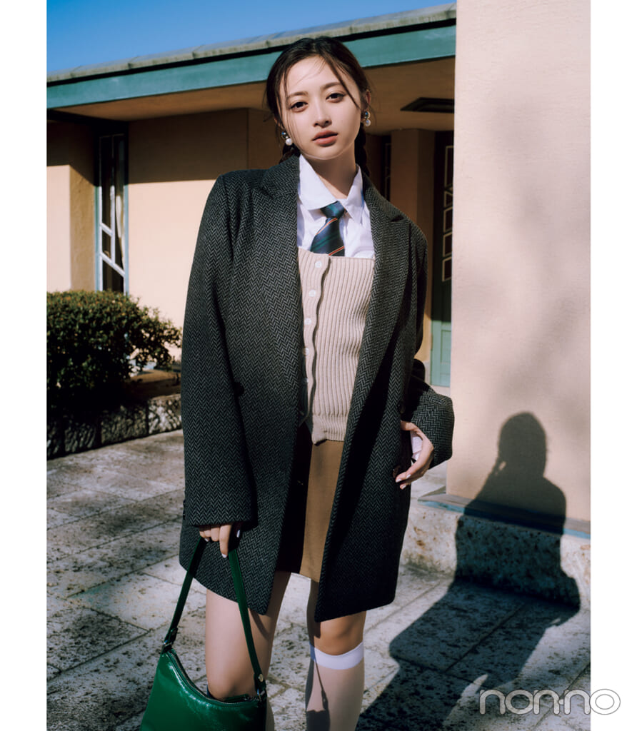 【春コーデ】ベージュのミニスカ×シャツ×ジャケット