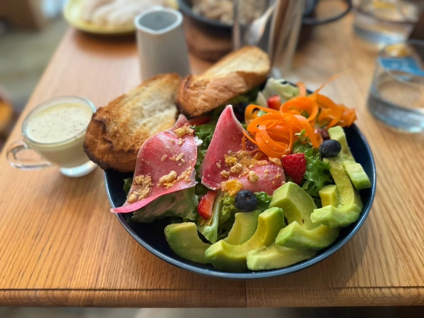 大阪のお気に入りのカフェでサラダ
